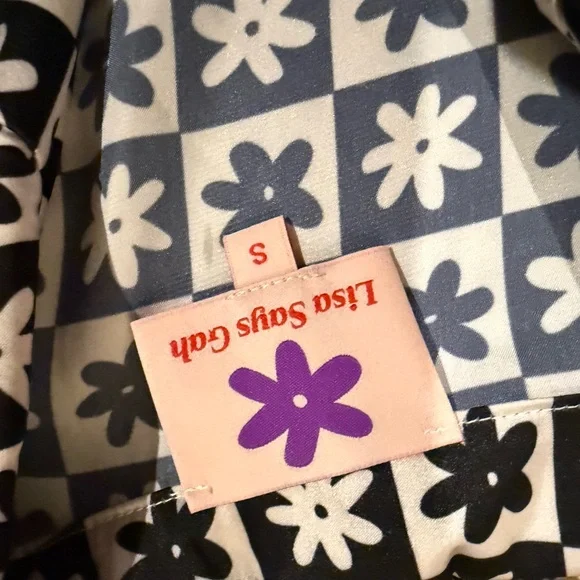 Lisa Says Gah Black and White Floral Button Down camp Shirt - Picture 2 of 3